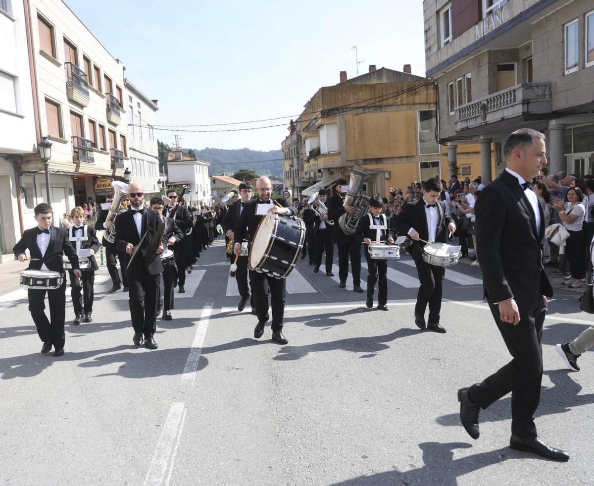 Un momento del vistoso desfile con el que se inicia el festival. | NOÉ PARGA