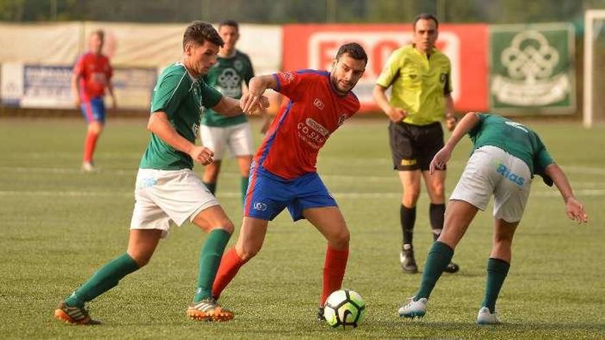 Jorge Álvarez presiona a un jugador del Ourense. // Gustavo Santos