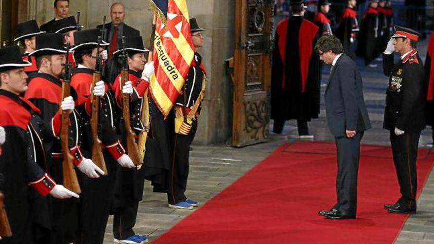 El nou President s&#039;inclina davant la senyera de la dotació de Mossos que va retre honors a la seva arribada al Palau