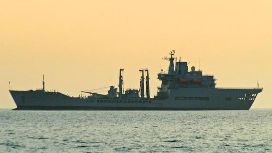 El buque británico Wave Knight fondea en aguas de la bahía de Palma.