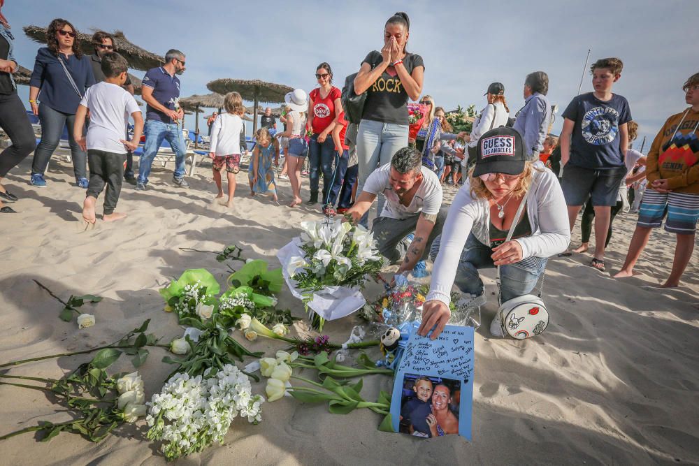 Vecinos de Orihuela Costa rinden homenaje al niño fallecido tras chocar con otro mientras jugaba