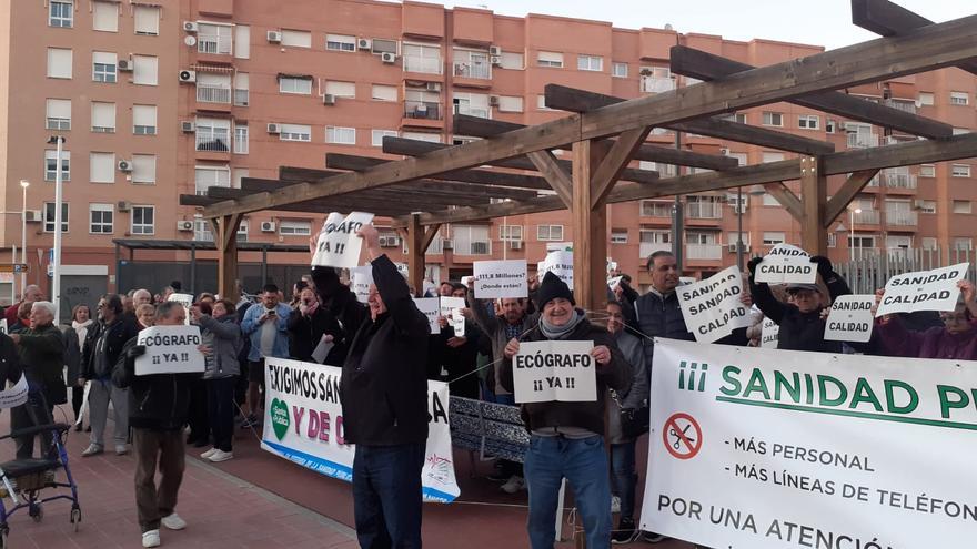 Pacientes del área de salud de Manises claman por una Sanidad &quot;digna y de calidad&quot;
