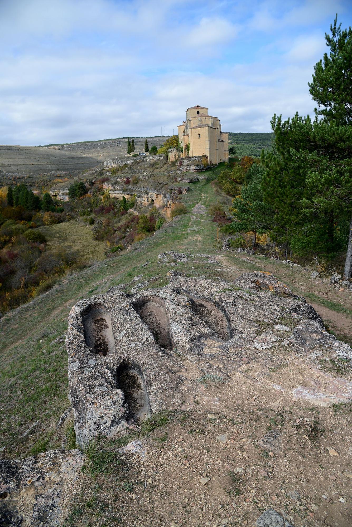 Necrópolis con tumbas antropomorfas y parroquia de Santa María en Sedano.