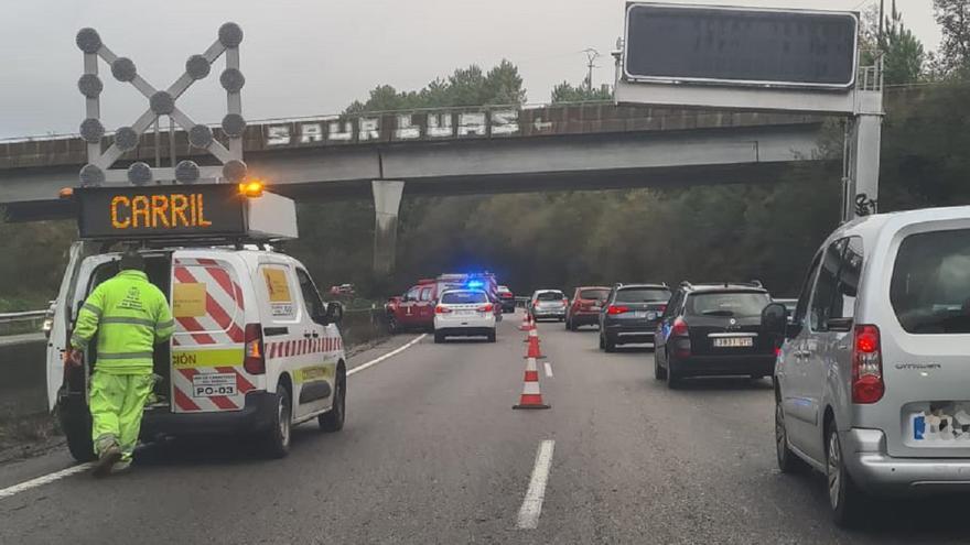 Un accidente con un herido colapsa la VG-20 y la autopista a Baiona