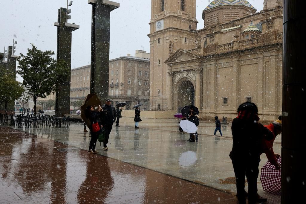 En imágenes Vuelve a nevar en Zaragoza tres años después El