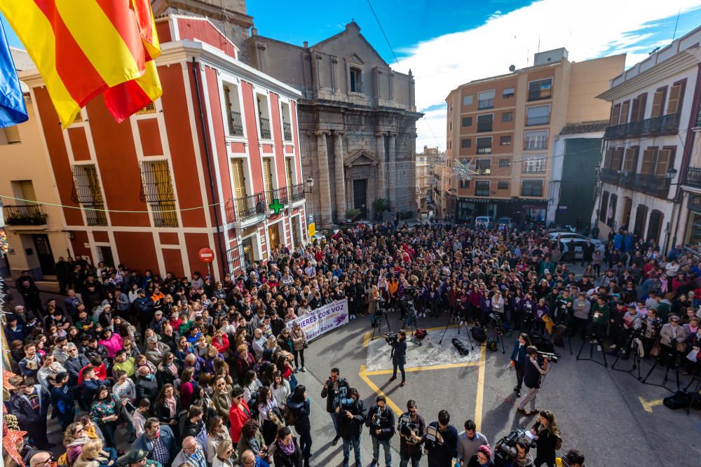 Más de 300 personas se concentran para expresar su condena a la supuesta agresión sexual