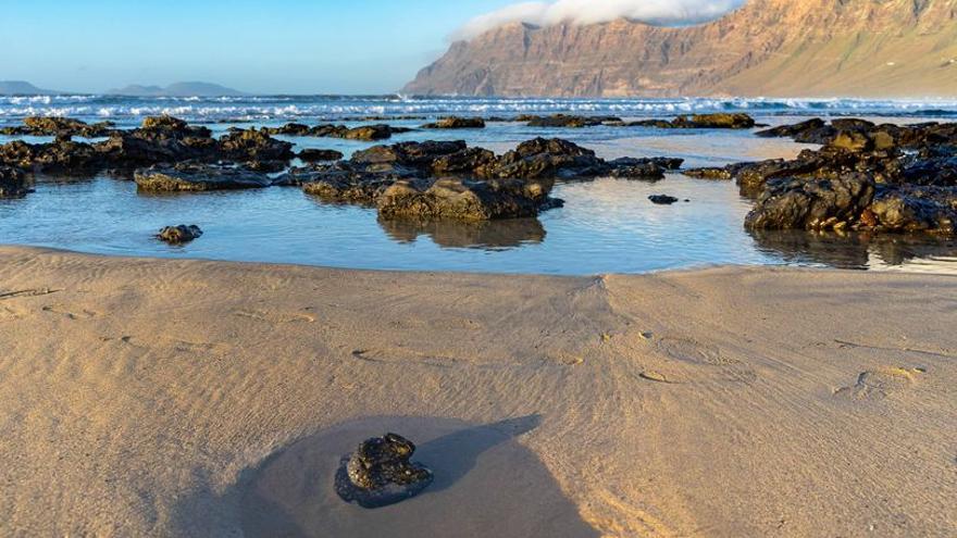 Atardecer con bajamar en la playa de Famara.