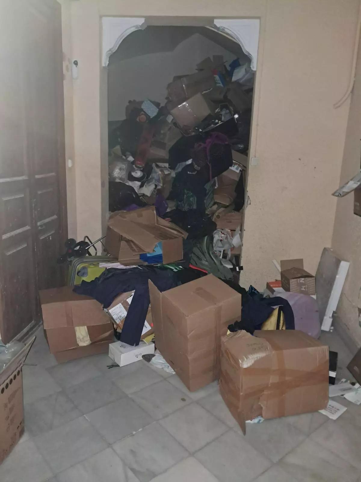 Alguien se coló en casa de Susa y tiró sus pertenecias por el hueco de la escalera