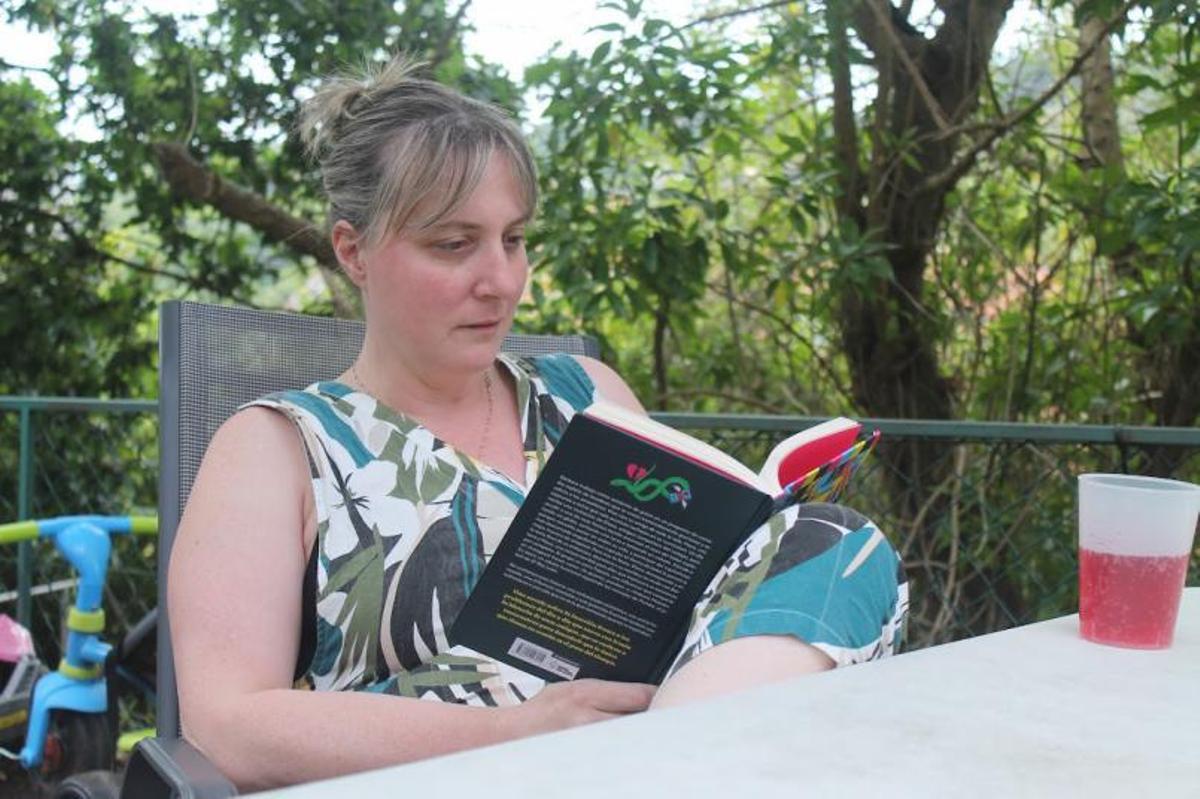 Carmen Berzosa (Podemos Cangas), de lectura en su casa.   | // FDV