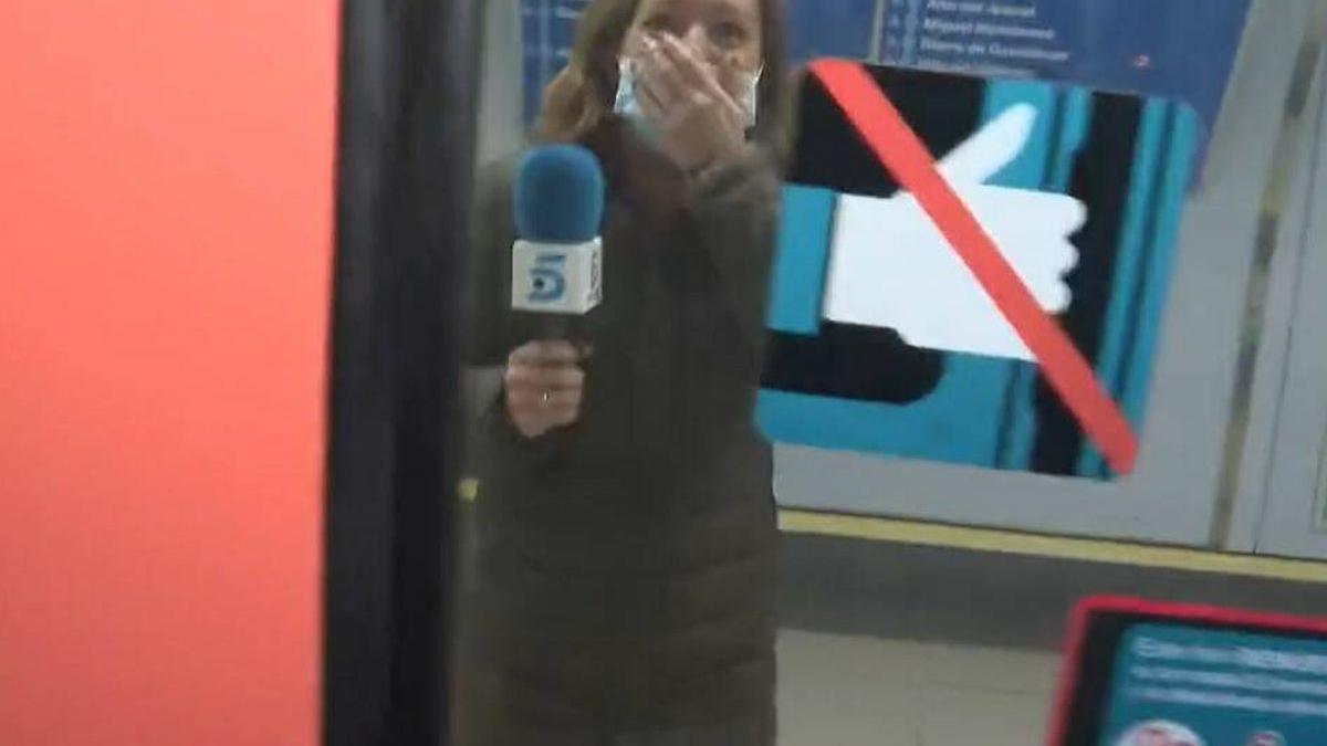 Así ha sido el desternillante, surrealista y viral momento que ha vivido una reportera de Telecinco en el Metro de Madrid