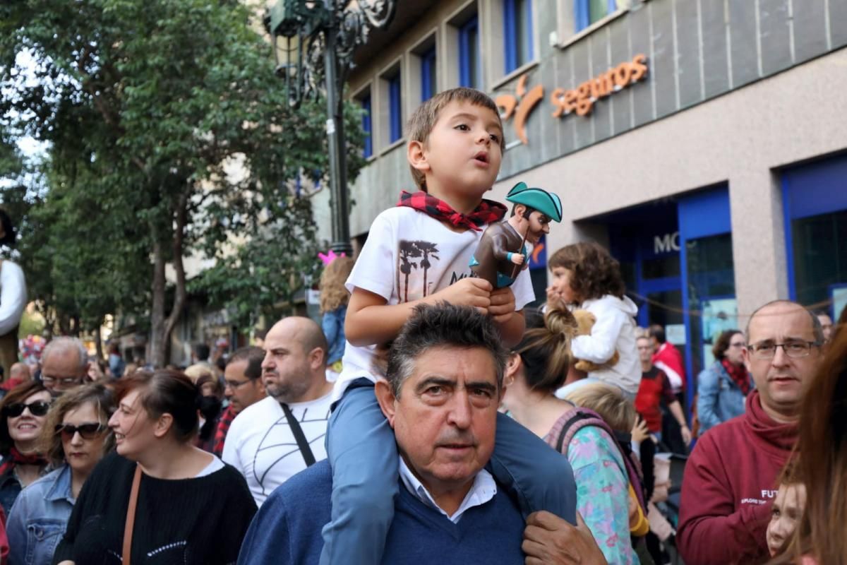 Comparsa de gigantes y cabezudos en el centro de Zaragoza