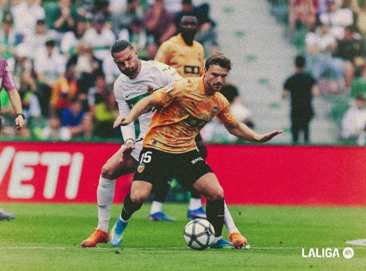 Lucas Beltrán controla un balón contra el Elche CF