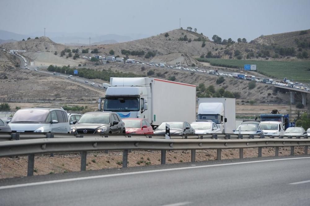Atascos kilométricos tras el accidente de una furgoneta en la A7