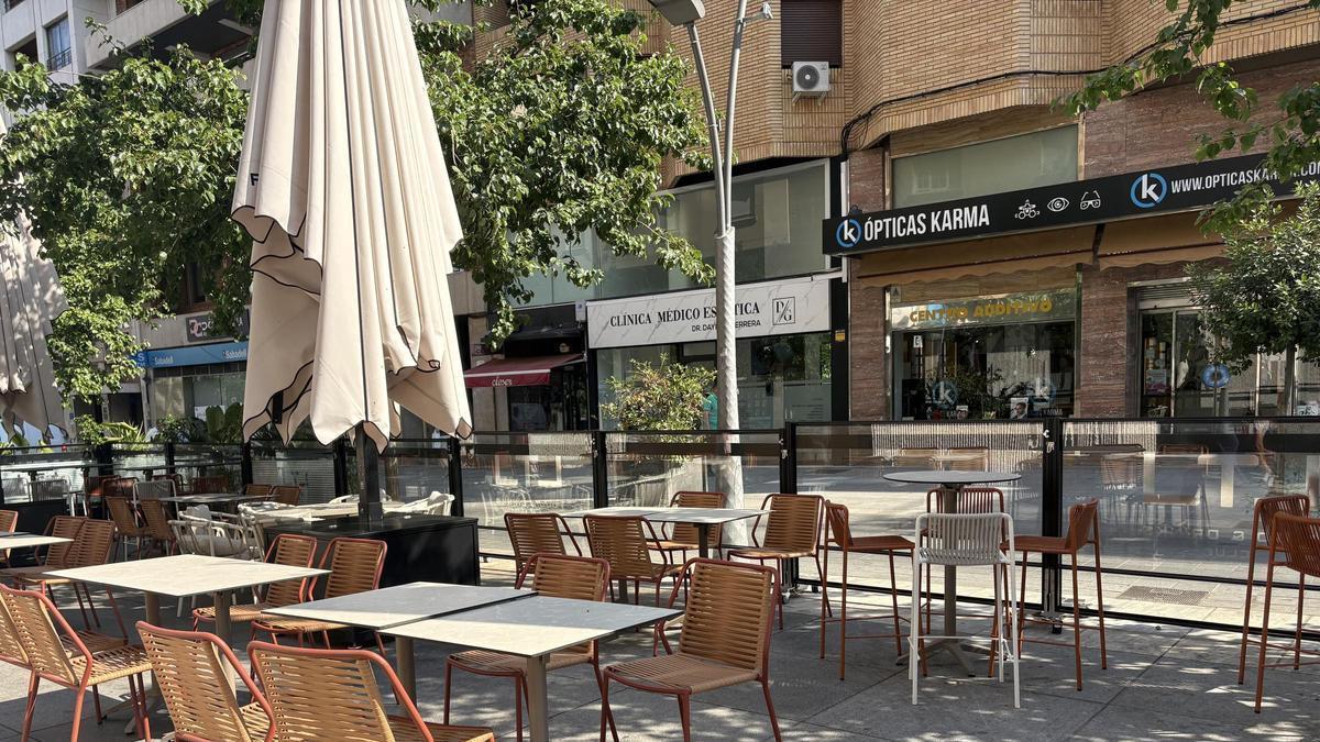 Una terraza vacía por el calor en Cáceres