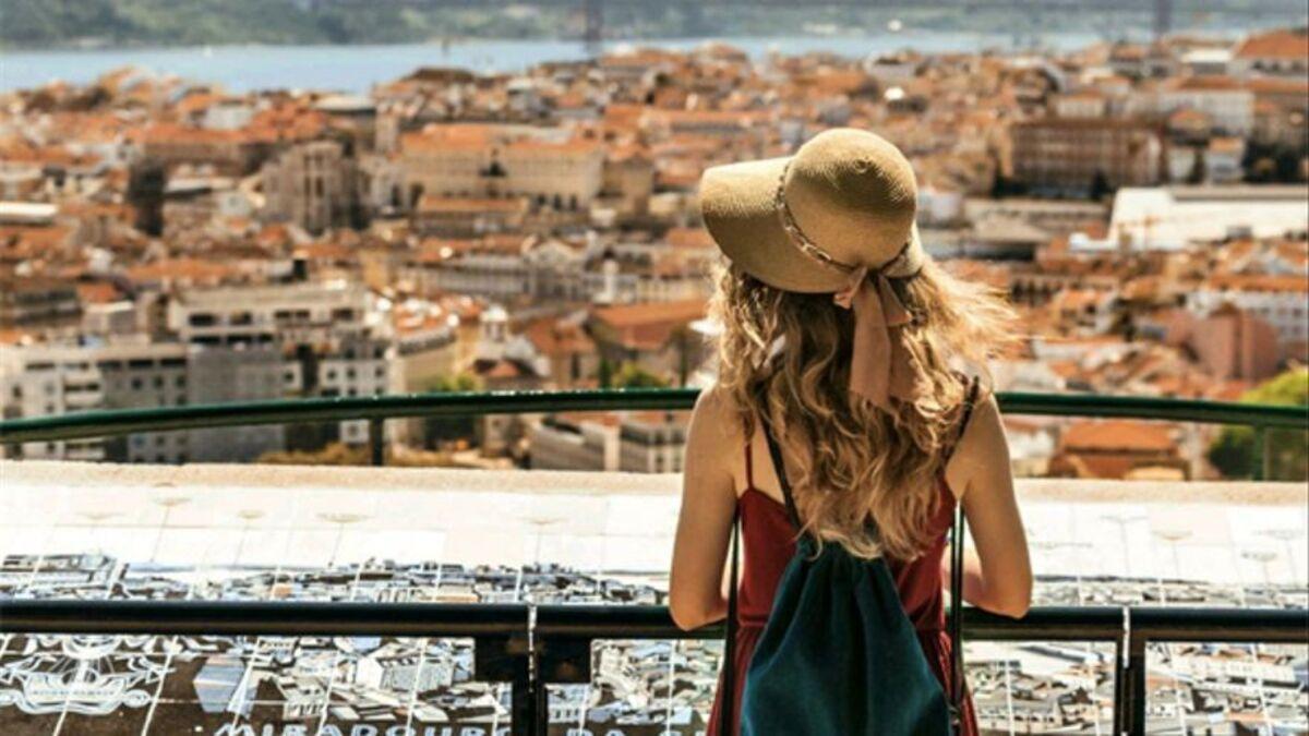 Una mujer hace turismo en Portugal