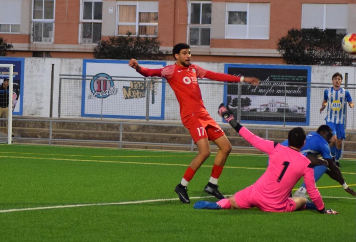 Ayman anota el 0-1 para un Vall de Uxó que al final empató frente al colista Recambios.