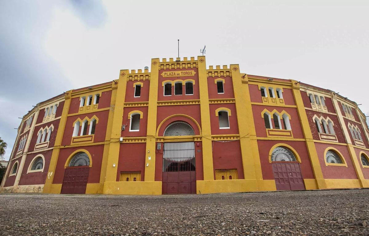 Vista frontal de la plaza de toros de Mérida, inaugurada en 1914 y cuyo expediente para ser declarada BIC quedó sin culminar.