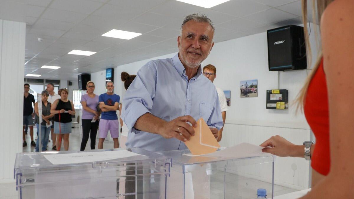 Ángel Víctor Torres, ex presidente del Gobierno de Canarias, ejerciendo su derecho al voto