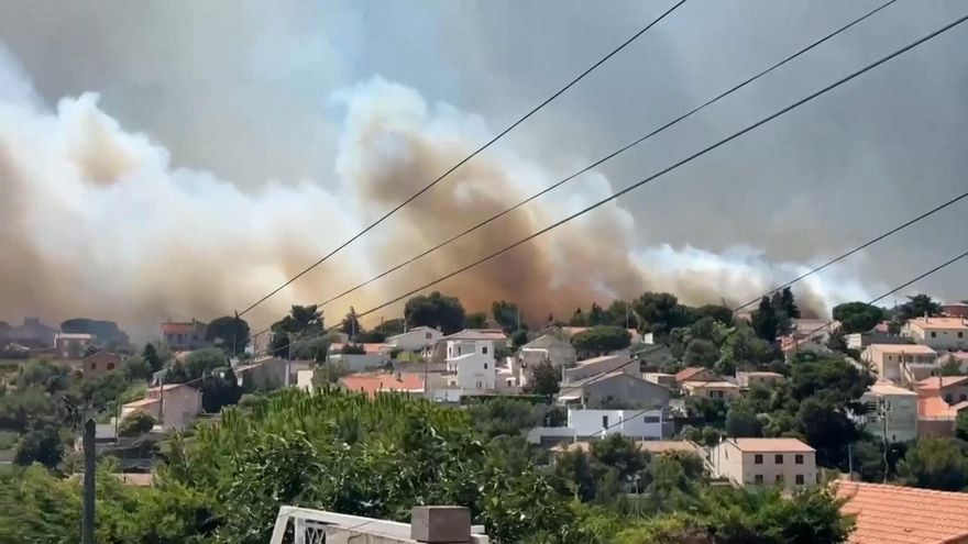 Un incendio en Marsella obliga a cerrar su aeropuerto y a confinar a miles de personas