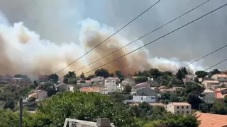 Un incendio en Marsella obliga a cerrar su aeropuerto y a confinar a miles de personas
