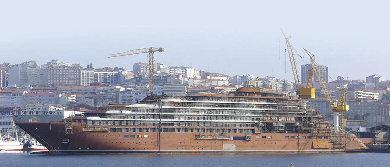 El crucero ultrapremium &quot;Evrima&quot;, en el muelle de armamento del astillero vigués Hijos de J. Barreras. // Marta G. Brea