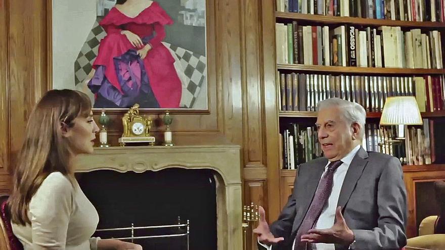 Tamara Falcó, entrevistando a Mario Vargas Llosa. // FdV