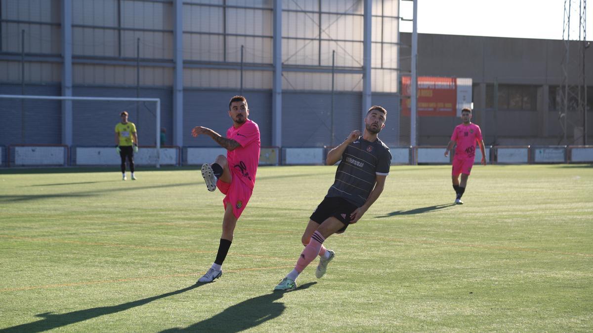 Joel Huertas, en una acció del partit contra el Manlleu. | LLUÍS RIBERA