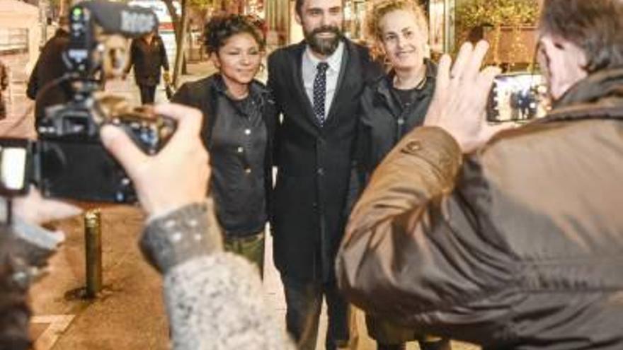 Cada poques passes aturaven a Roger Torrent per fer-se fotos amb ell