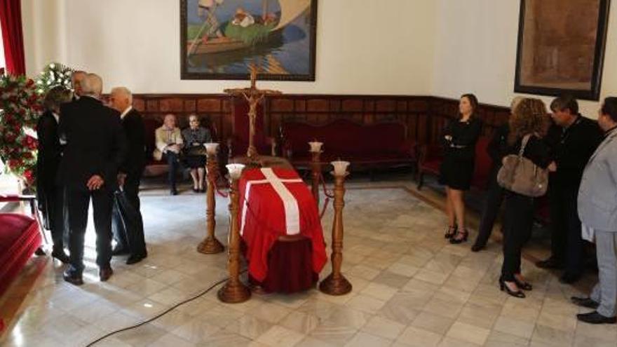 El féretro de Burguera, cubierto con la bandera de Sueca, en el salón de plenos del consistorio.