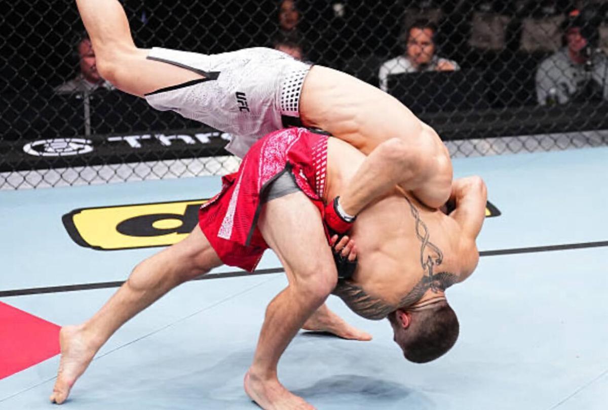 Topuria derriba a Almakhan