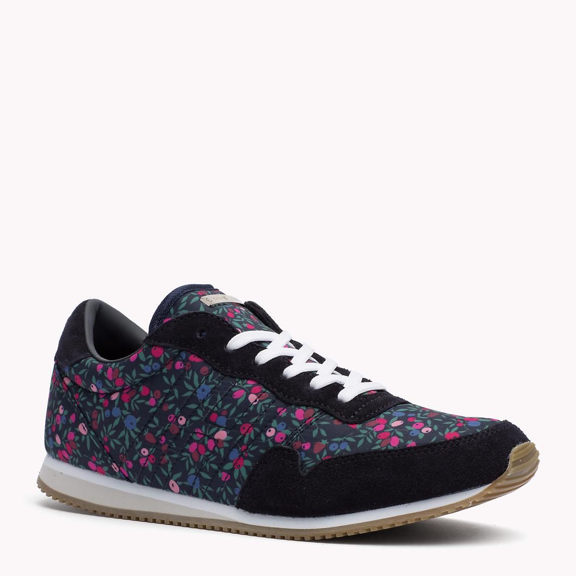 Las zapatillas de flores pisan fuerte: Sneakers de lona, de Tommy Hilfiger (84,90 euros).