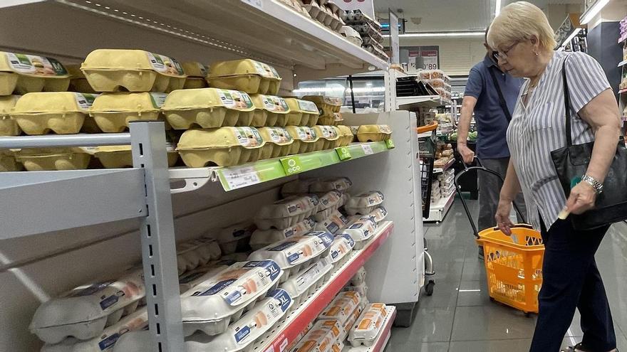 Mujer comprando huevos.