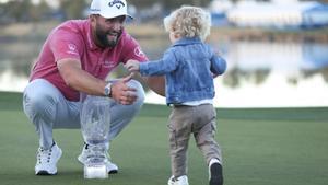 Jon Rahm celebra con su hijo mayor Kepa la victoria en American Express del PGA Tour.