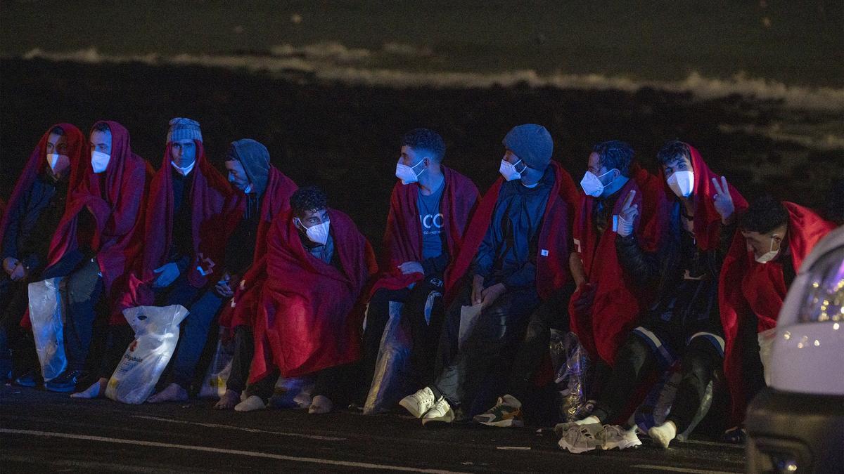 Migrantes que llegaron este miércoles en una neumática a Las Caletas, en la costa del municipio de Teguise.