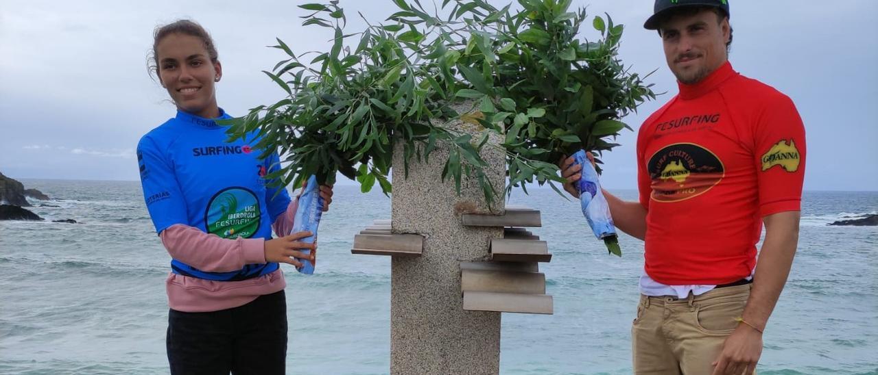 Los ganadores del campeonato de surf tapiego, Lucía Machado y Luis Díaz, durante el homenaje a Peter Gulley, ayer, en Tapia de Casariego. | R. A. M. S.