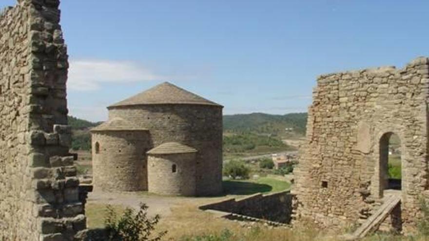 En primer terme, les restes del mas del castell i, al fons, l&#039;església