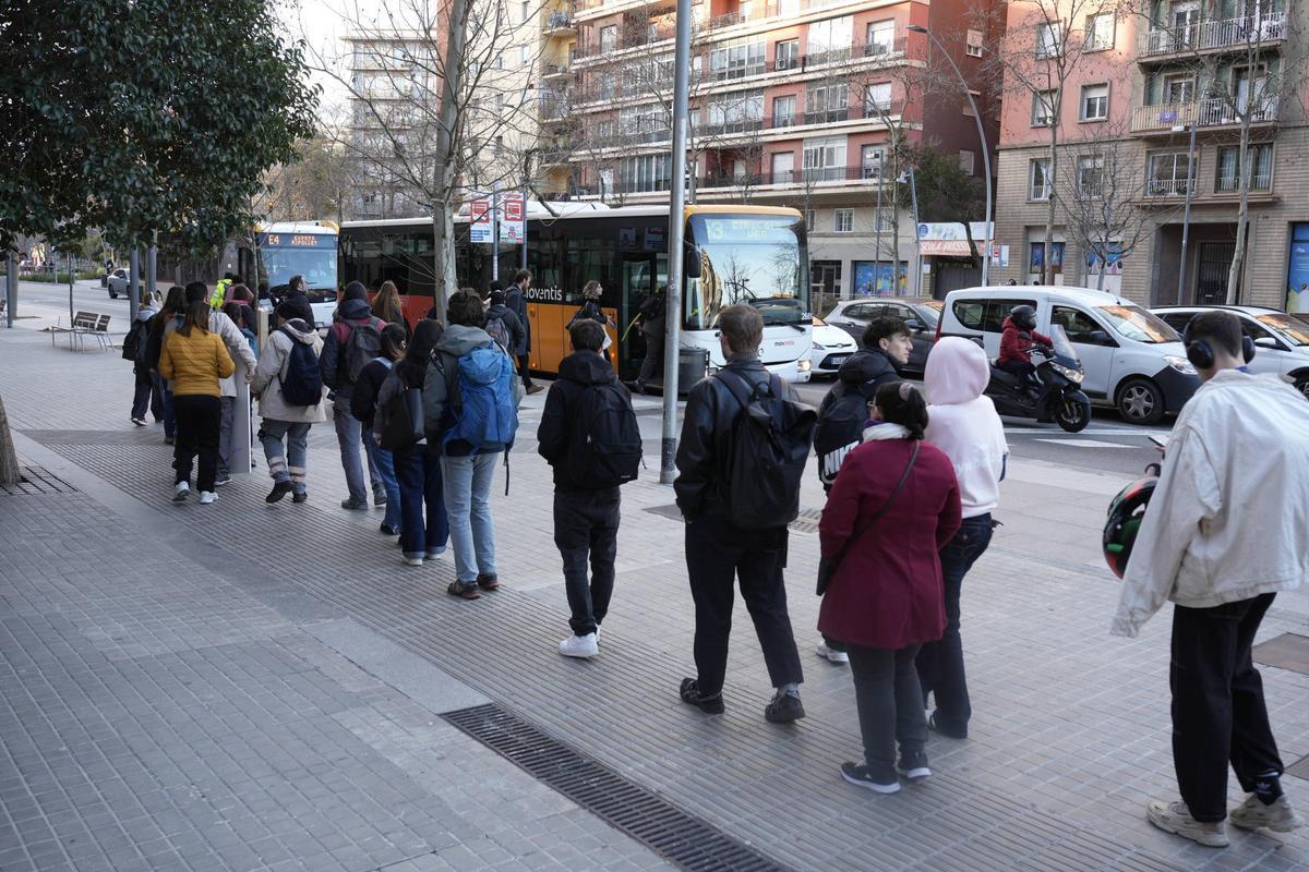 Pasajeros esperan para coger un autobús en las paradas de La Sagrera