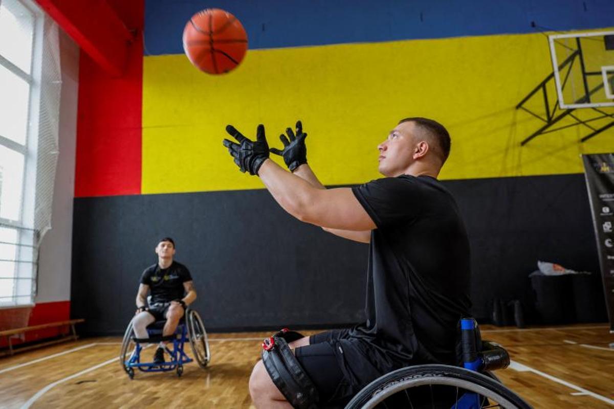 Ex-soldados ucranianos heridos, se recuperan jugando a baloncesto en silla de ruedas