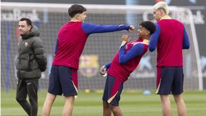 Lamine, Cubarsí y Marc Guiu bromean en un entrenamiento dirigido por Xavi Hernández