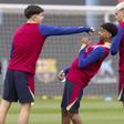 Lamine, Cubarsí y Marc Guiu bromean en un entrenamiento dirigido por Xavi Hernández