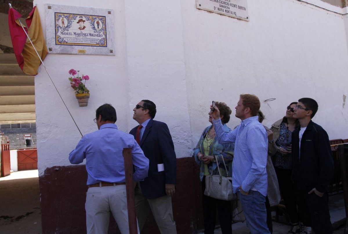 Descubrimiento del azulejo que se le dedicó en la plaza de toros de Zamora. | L.O.Z (ARCHIVO)
