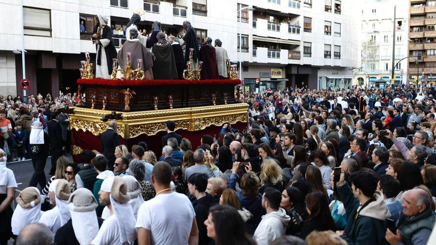 En imágenes | La Cofradía de la Institución de la Sagrada Eucaristía recorre las calles de Zaragoza el Jueves Santo