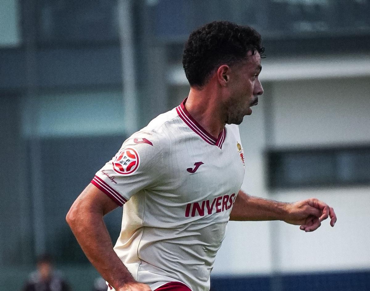 Álvaro Bustos, jugador del Real Murcia, durante un amistoso en Pinatar Arena.