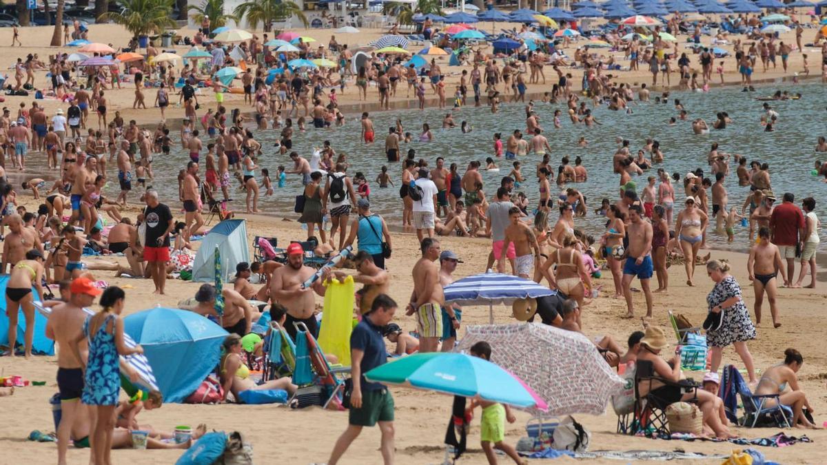 La playa de las Teresitas, en Santa Cruz de Tenerife, abarrotada de turistas. | | CARSTEN W. LAURITSEN