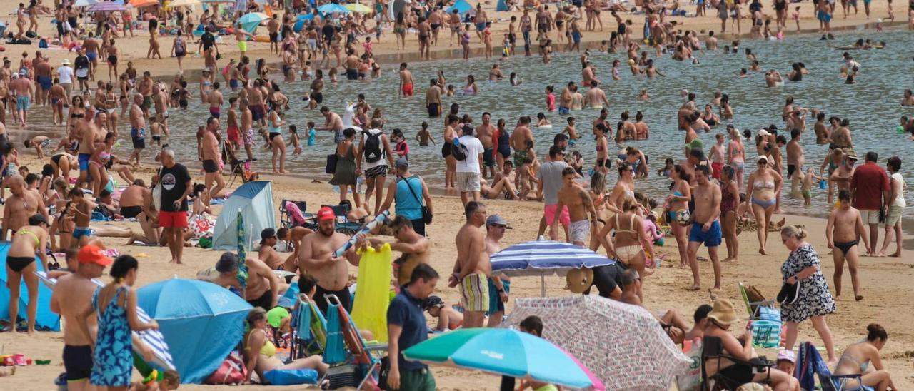 La playa de las Teresitas, en Santa Cruz de Tenerife, abarrotada de turistas.