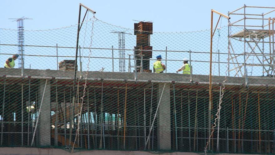 Trabajadores en un edificio en construcción en Málaga.