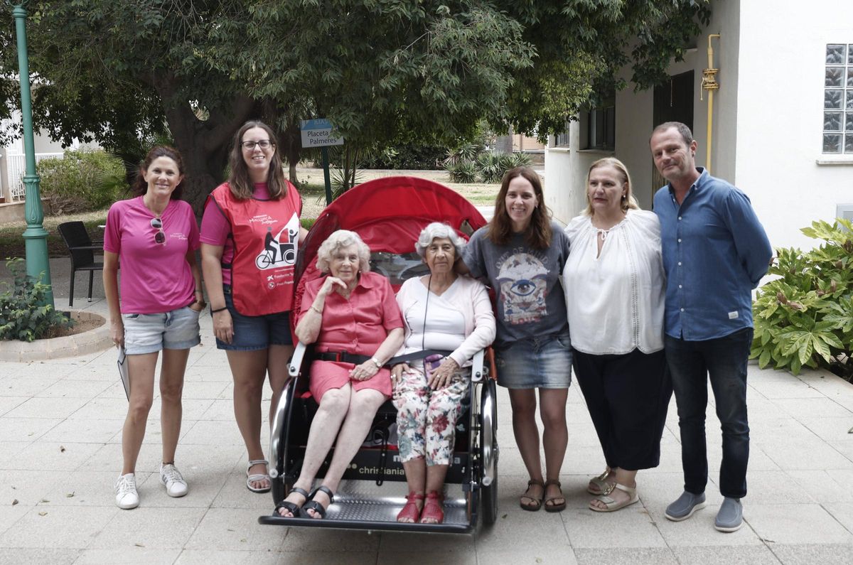 Aurora Sampol, Cati Miralles, Maria Bennàssar, Gloria González, María Magdalena García y Josep Triay en la presentación de 'En bici sin edad'.