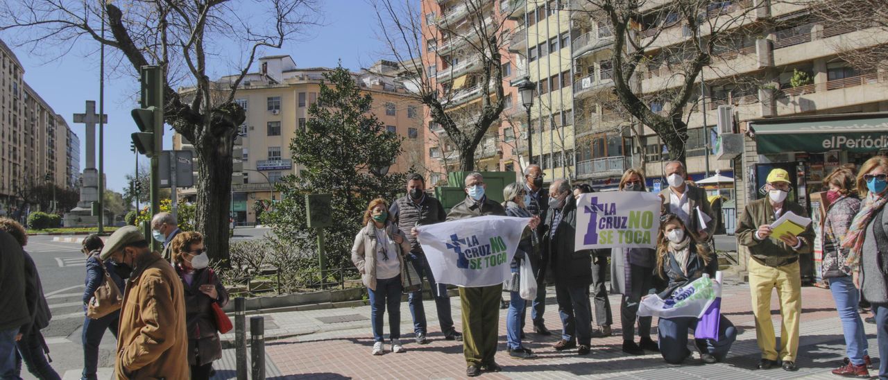 Concentración, en marzo de 2021, en el avenida de España contra la retirada de la Cruz de los Caídos de Cáceres.