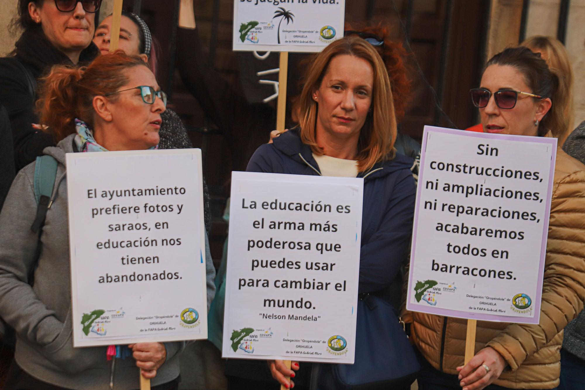 Protesta de las AMPAS  por el mal estado de los colegios en el Ayuntamiento de Orihuela