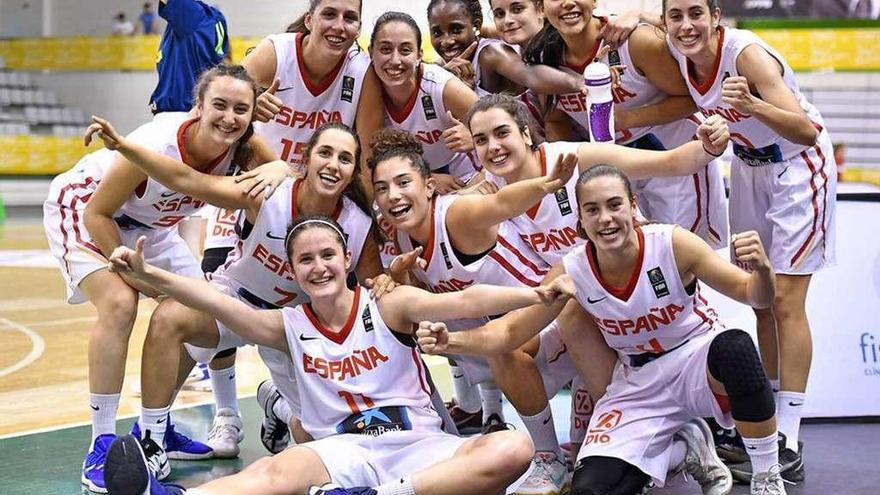 La selección española junior con el trofeo conquistado ayer.